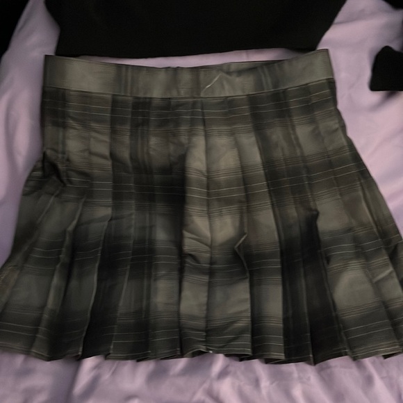 Black and gray plaid skirt - Picture 3 of 5